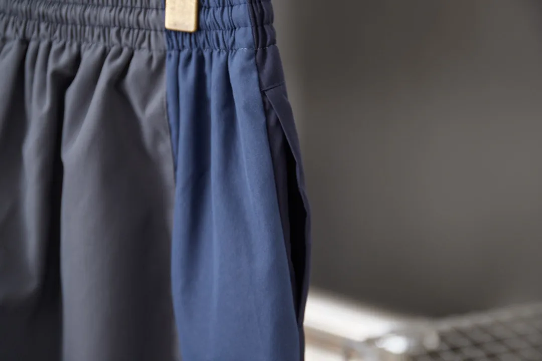 Balenciaga 𝘽𝘼𝙇𝙀𝙉𝘾𝙄𝘼𝙂𝘼 BLCG 25SS double-split waterproof sports pants. Light luxury. A must-have item for daily commuting for men and women. Correct version. Welcome to compare. Detailed features · Customized matt Taslan jacket fabric · The entire fabric is pre-treated with a waterproof coating · The interior is made of three-level polyester bird's eye mesh · OS ultra-loose silhouette design · Side pockets · Elastic waistband design · Contrast color Black webbing splicing · Front and rear contrast color splicing and cutting design · Imported Tajima machine embroidery ring logo · Original main mark washed tag brand packaging Color: White/Royal Blue Size: 46/48/50/52